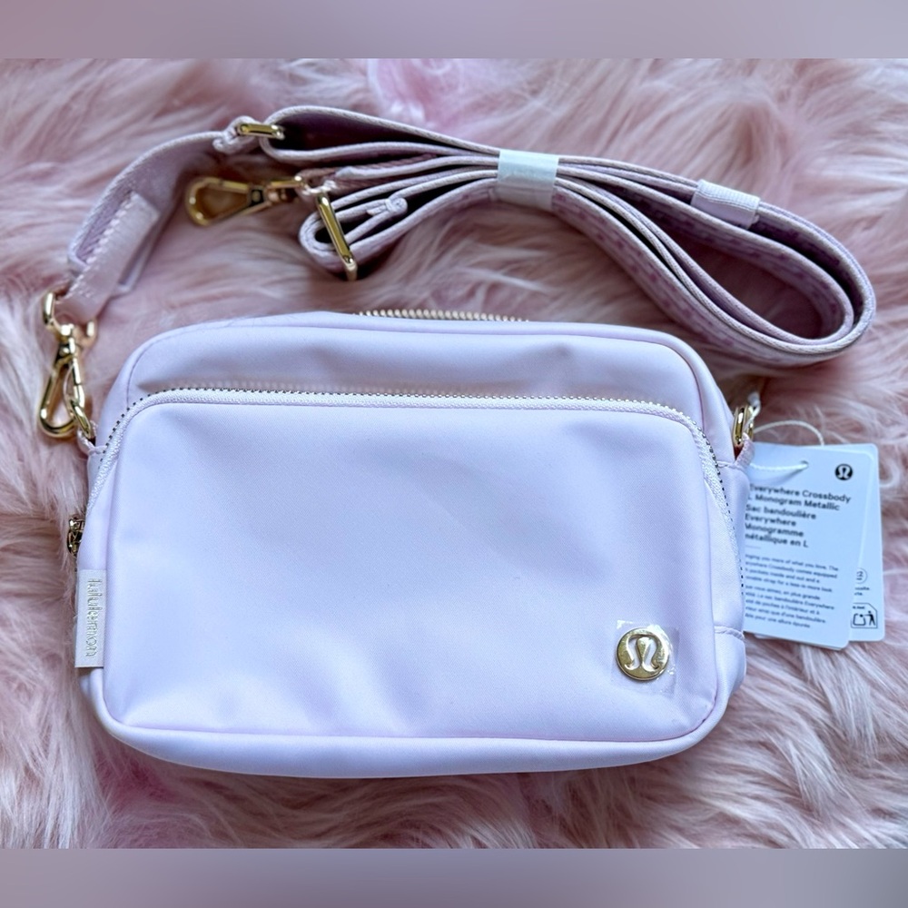 NWT Lululemon Everywhere Crossbody Bag 2L Monogram Metallic Blissful Pink/Gold - Picture 9 of 13